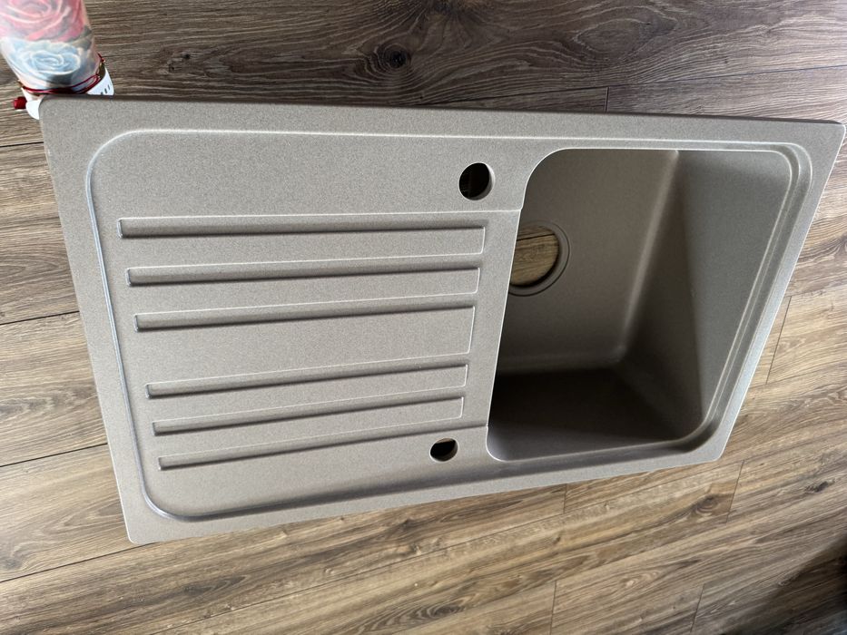 Szary wpuszczany zlew zlewozmywak