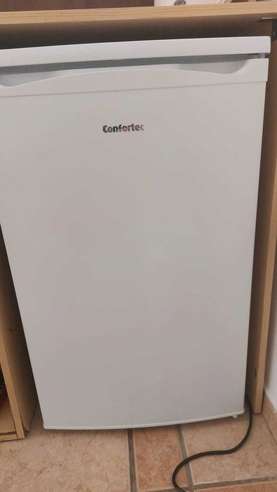 Mini Frigorífico Confortec com congelador, impecável, negociavel