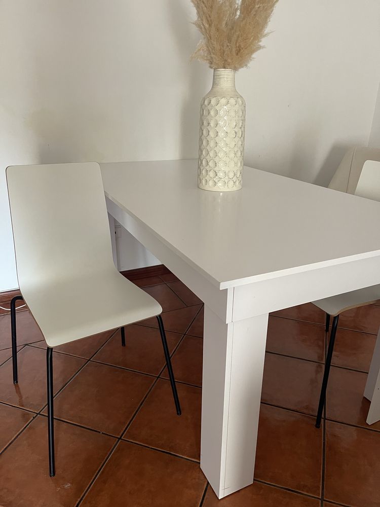 Mesa e cadeiras