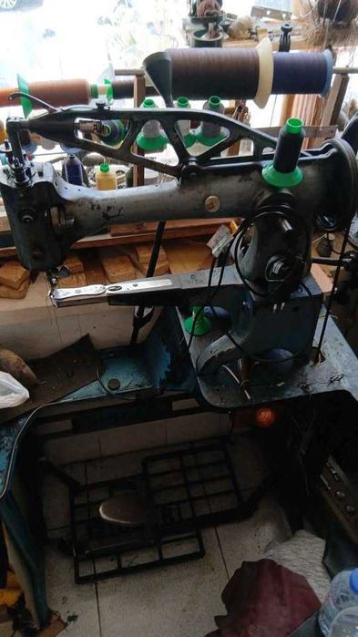 Vende-se ferramentas  e formas de sapateiro e maquinas de costura