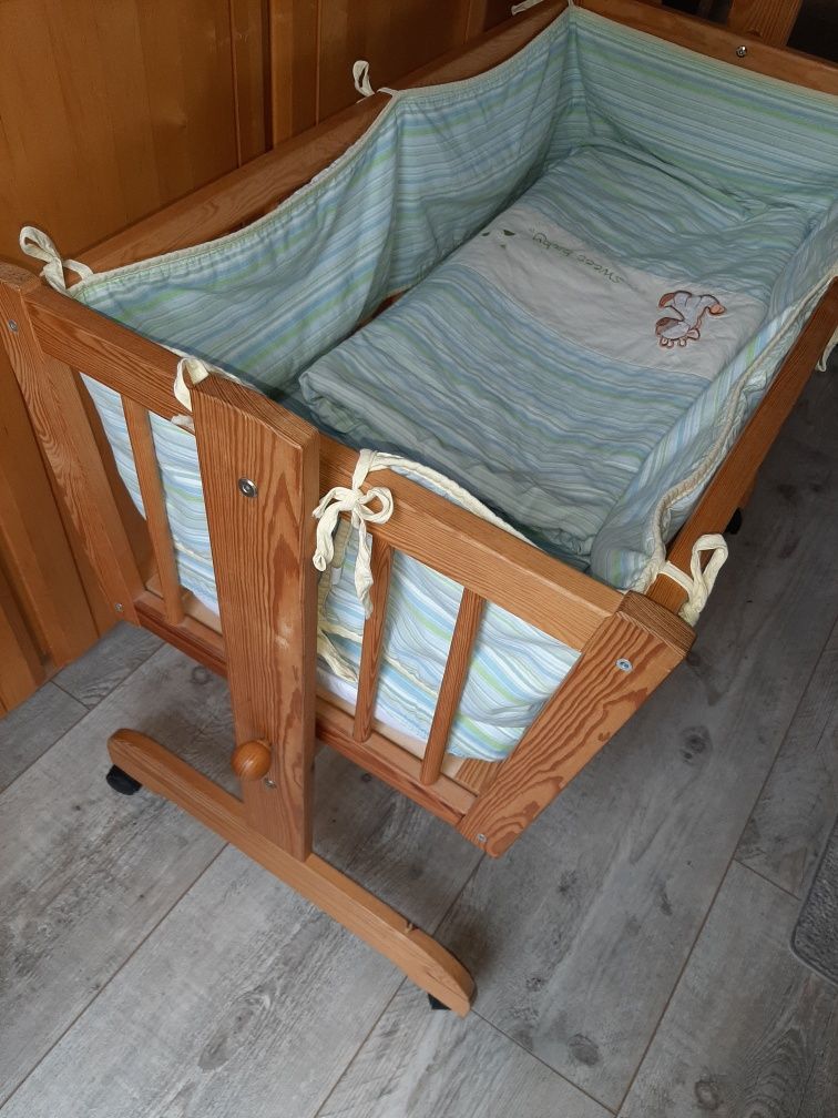 Kołyska niemowlęca, łóżeczko na kółkach