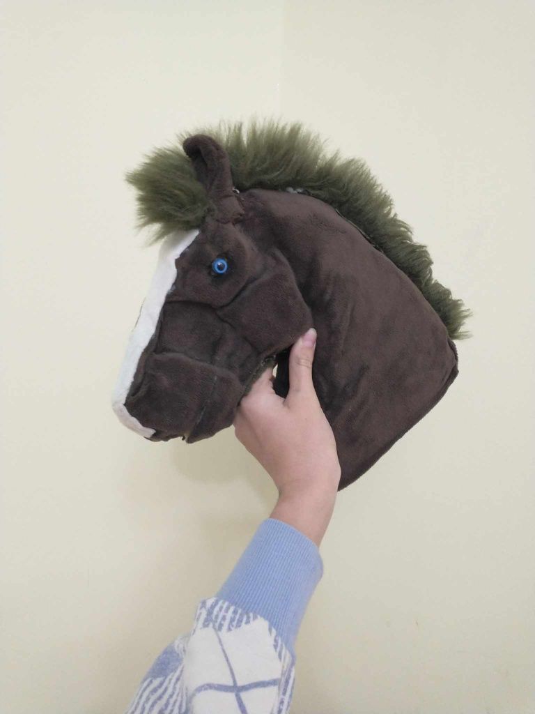 Gniady Hobby Horse 
- baza z pianki Tapicerskiej
- futerkowa grzywa
-