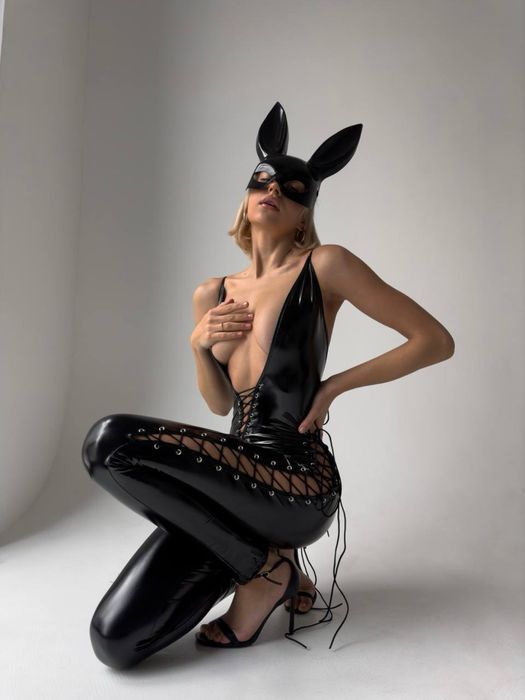 Еротичний латексний комбінезон з маскою