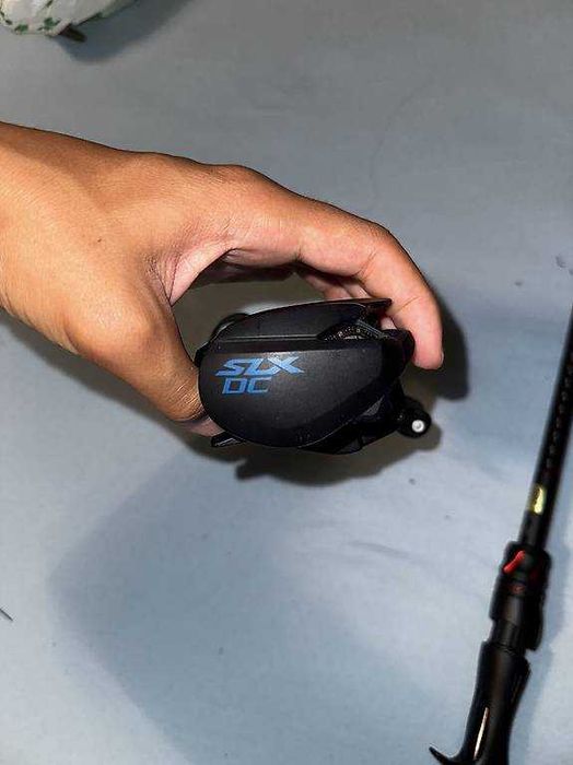 Cana de pesca Zodias 172H-2 e carreto Shimano SLX DC incluídos.