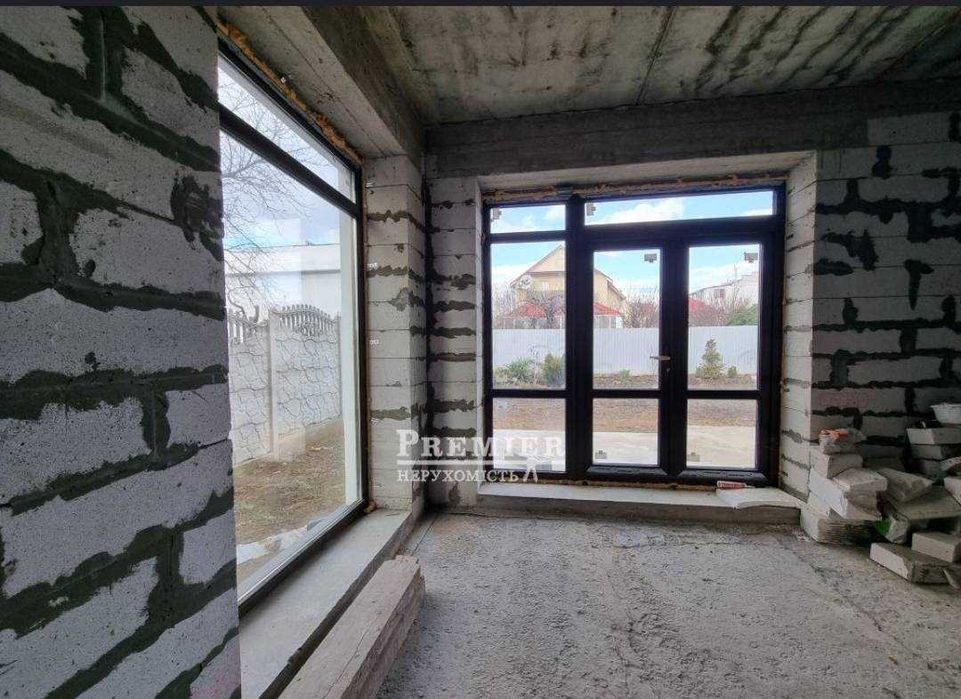 У продажу будинок біля озера з гаражем