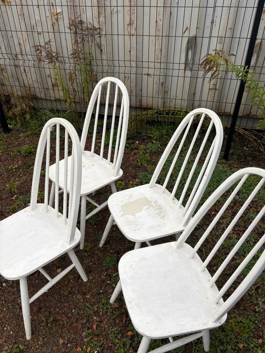 Komplet drewnianych krzeseł