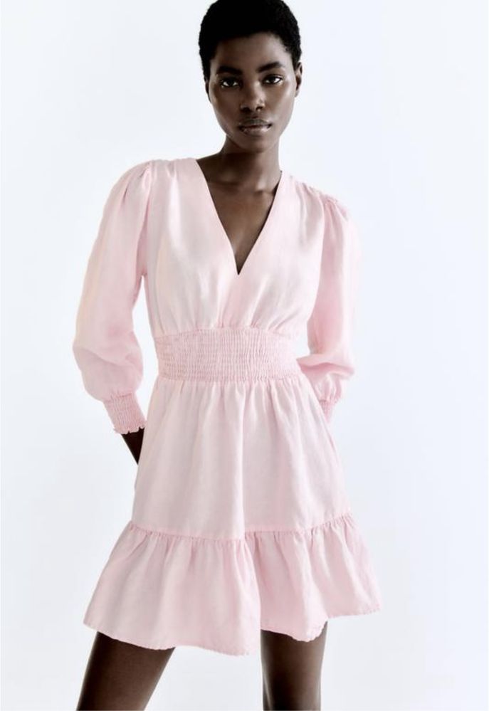 Коротка рожева сукня від Zara , бавовняно -лляна з V-образним вирізом.