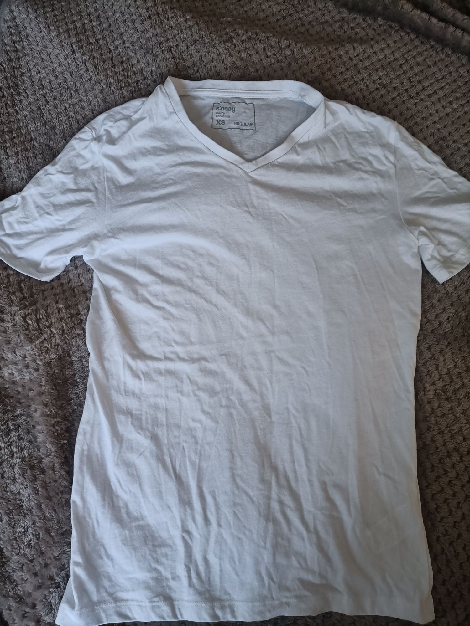 Praktycznie nowy t-shirt koszulka męska XS Sinsay
Stan idealny 
XS Reg