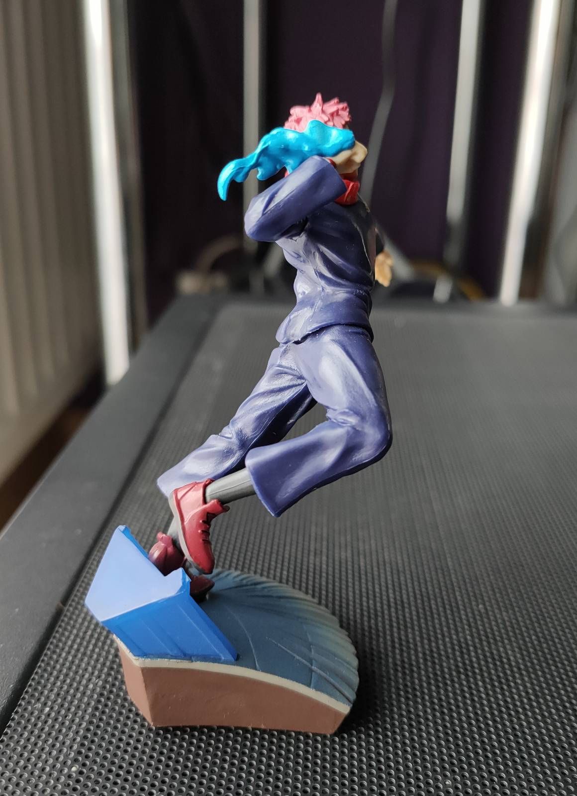Malutka figurka typu diorama Itadori z Jujutsu Kaisen