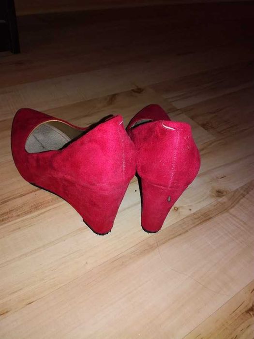 welurowe czółenka na koturnie