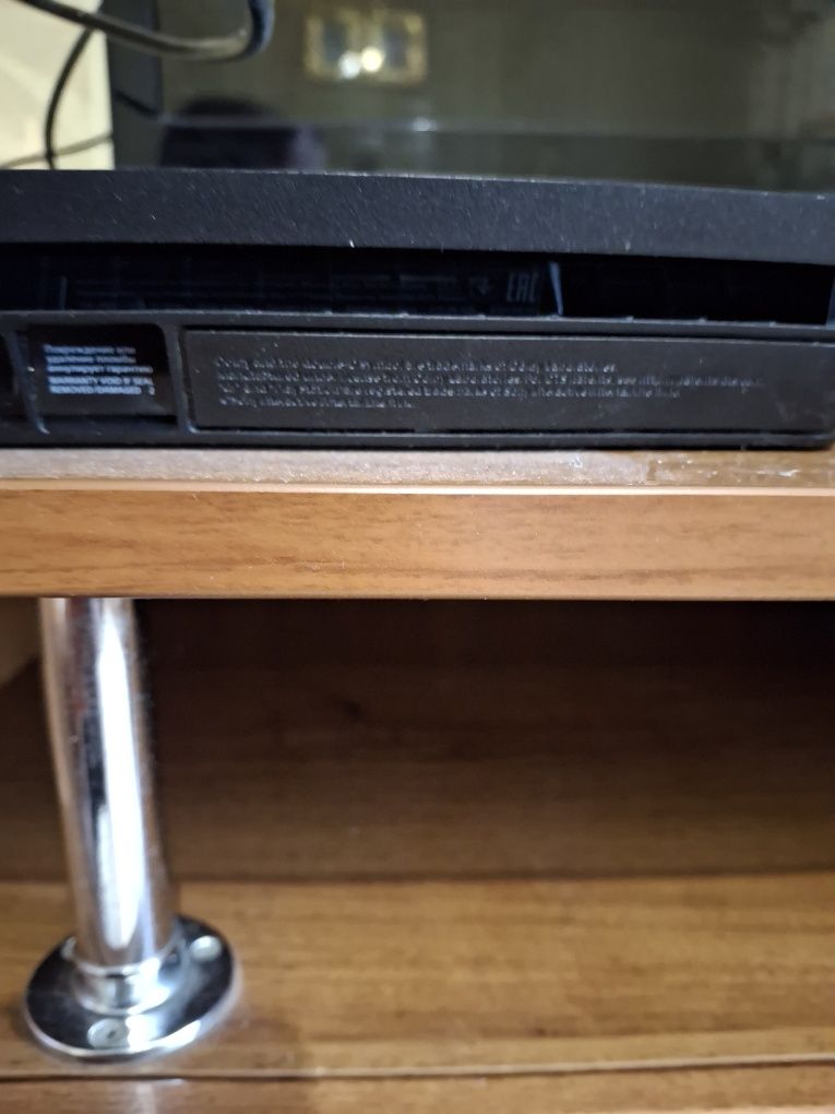 Продам приставку Playstation 4. 1 терабайт