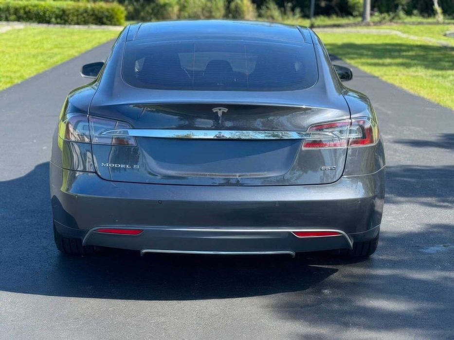 Tesla Model S 85D      2015