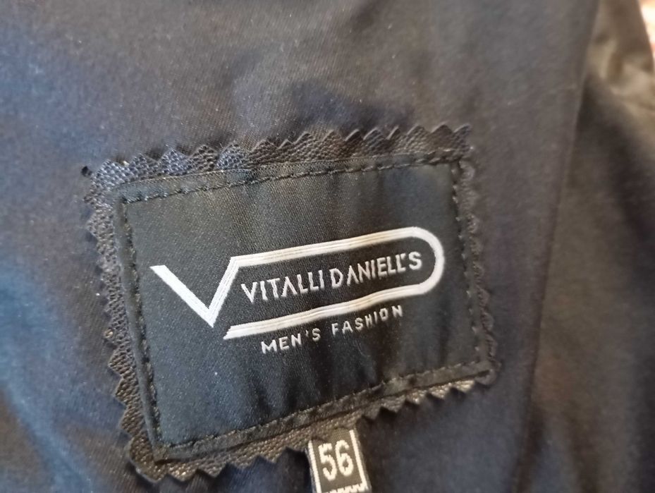 Натураьний шкіряний пуховик з капюшоном.Знижено ціну.3100 грн.