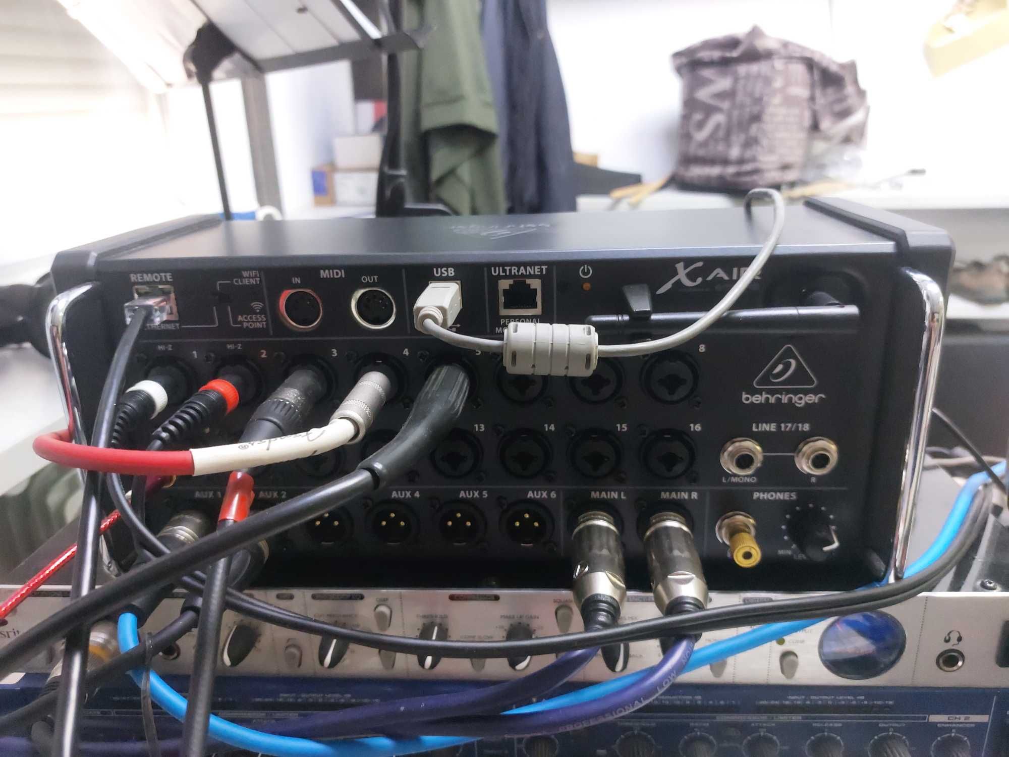 Микшерный пульт Behringer X Air XR18