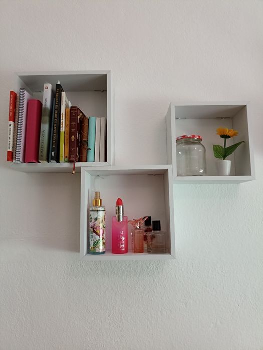 Conjunto de três estantes