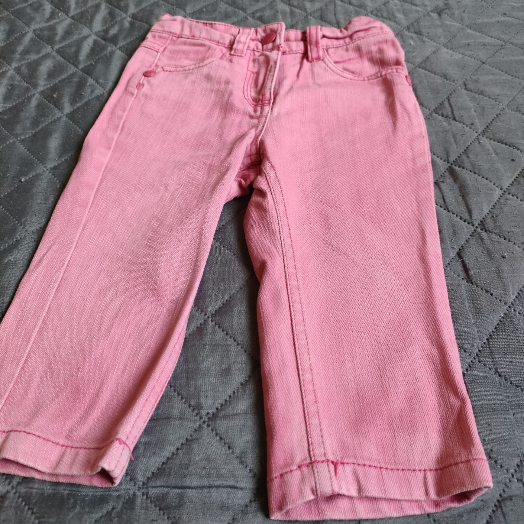 Różowe jeansy Reserved