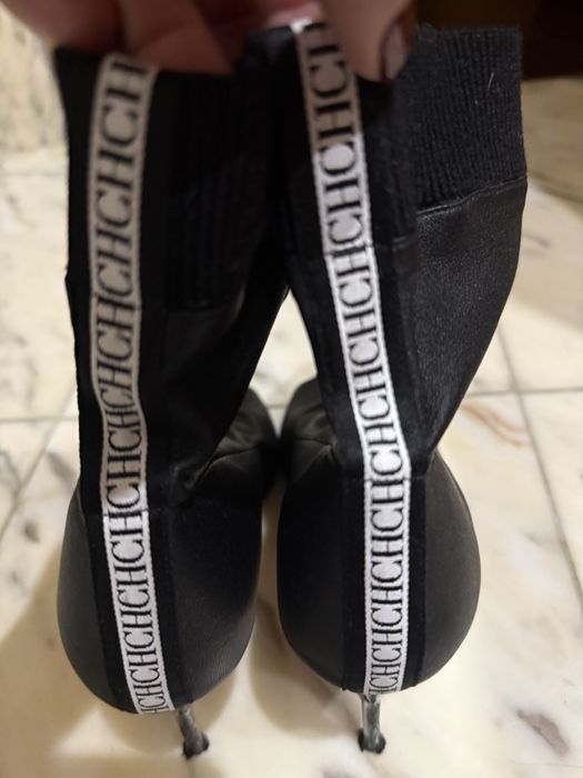 Vendo Botins pretos CH