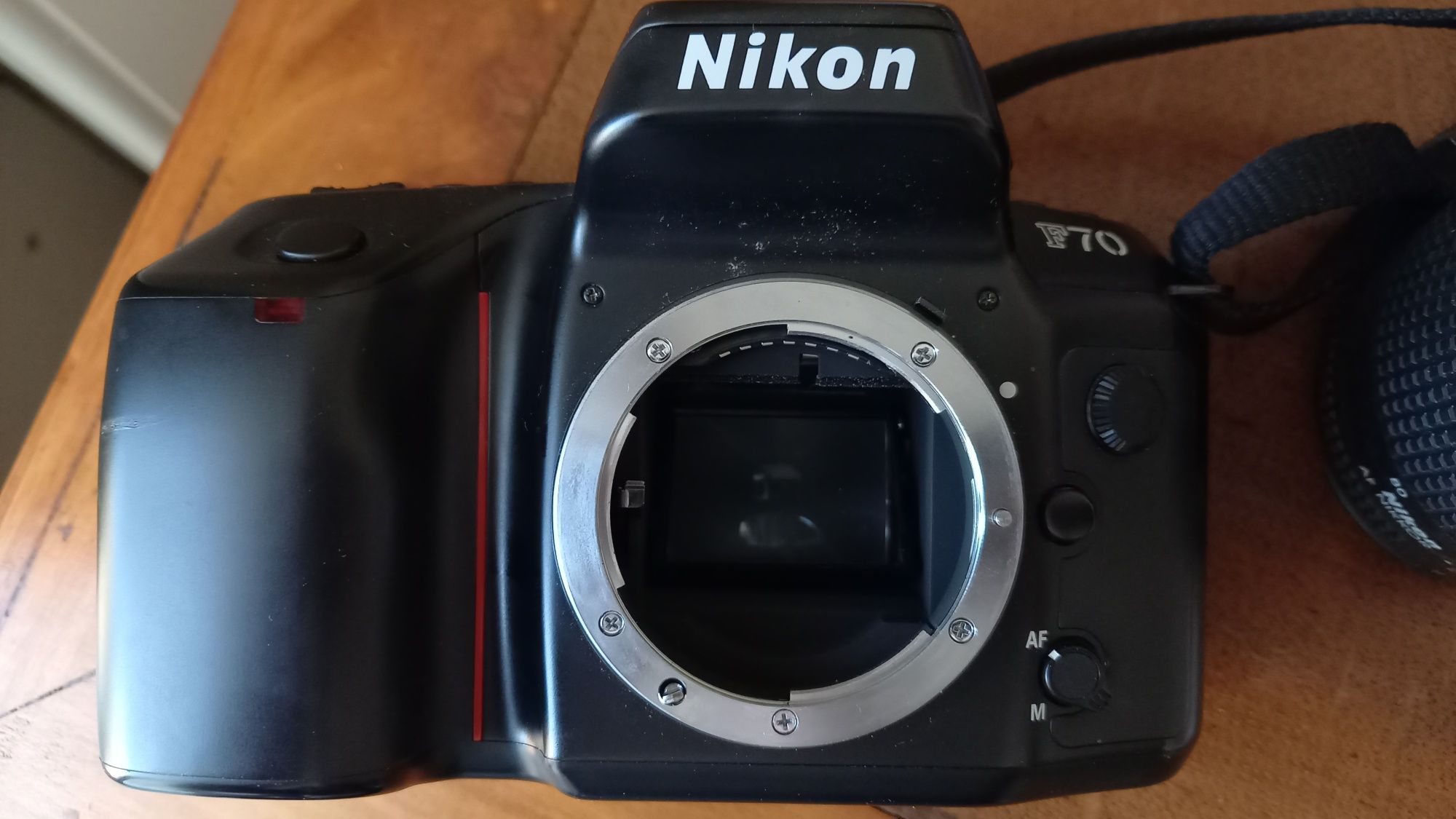 Nikon F70 (corpo + objetiva)