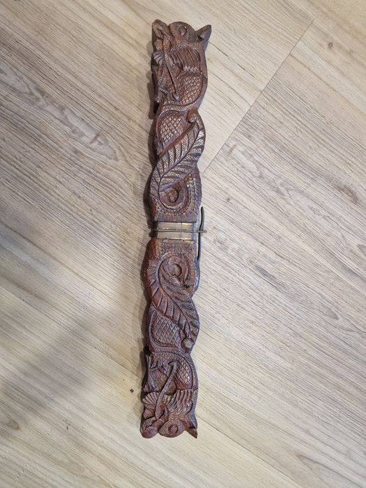 Conjunto artesanal faca e garfo com bainha em madeira entalhada