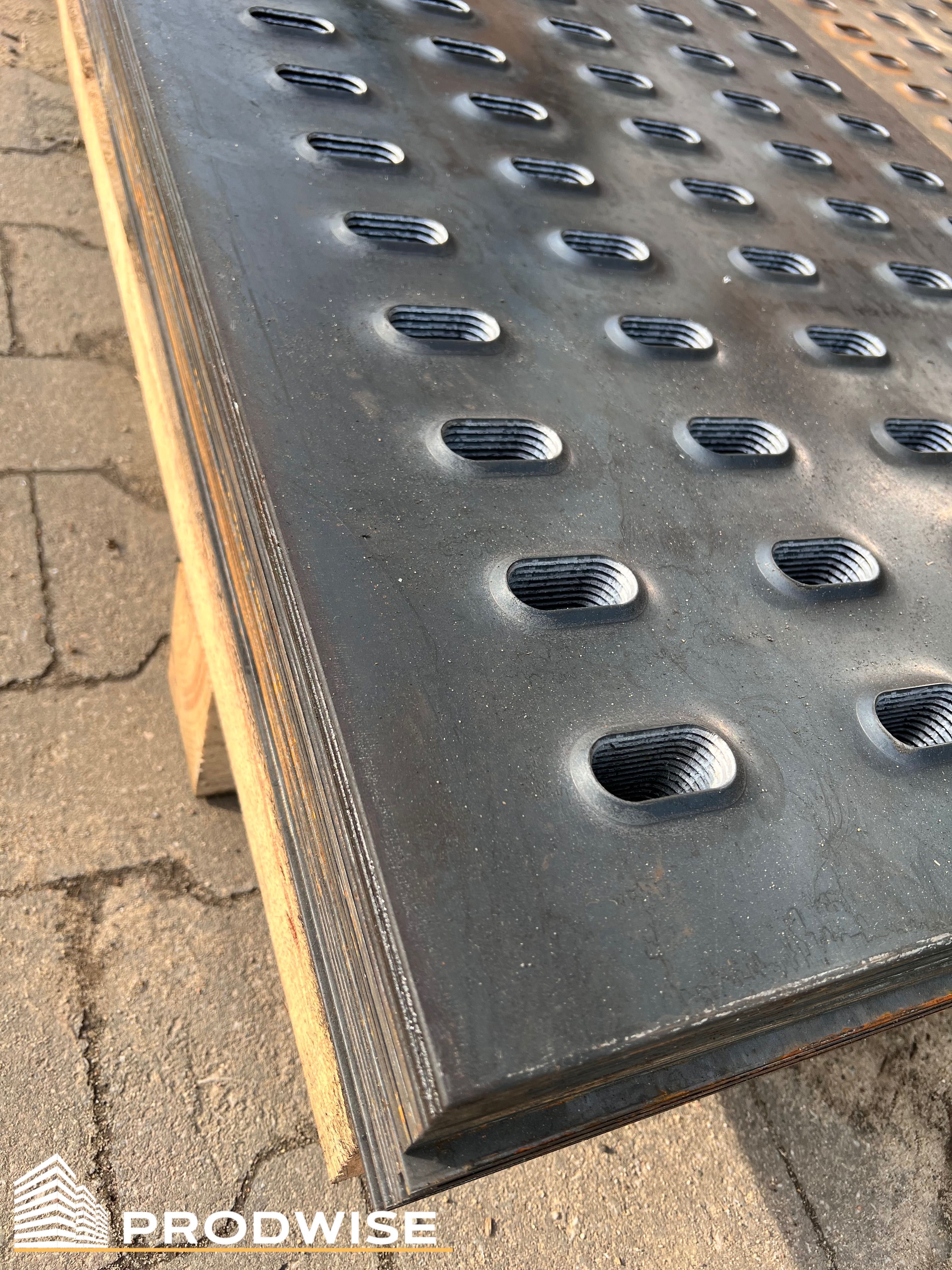 Blacha stalowa otworowana Lohr 750 x 3000mm / 3m (na przyczepy lawety)