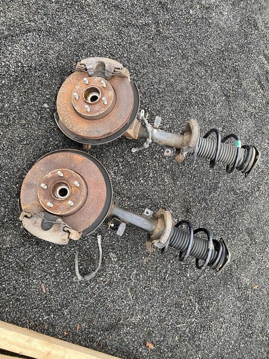 Стойка передняя L/R амортизатор Ford Focus mk3 11-18