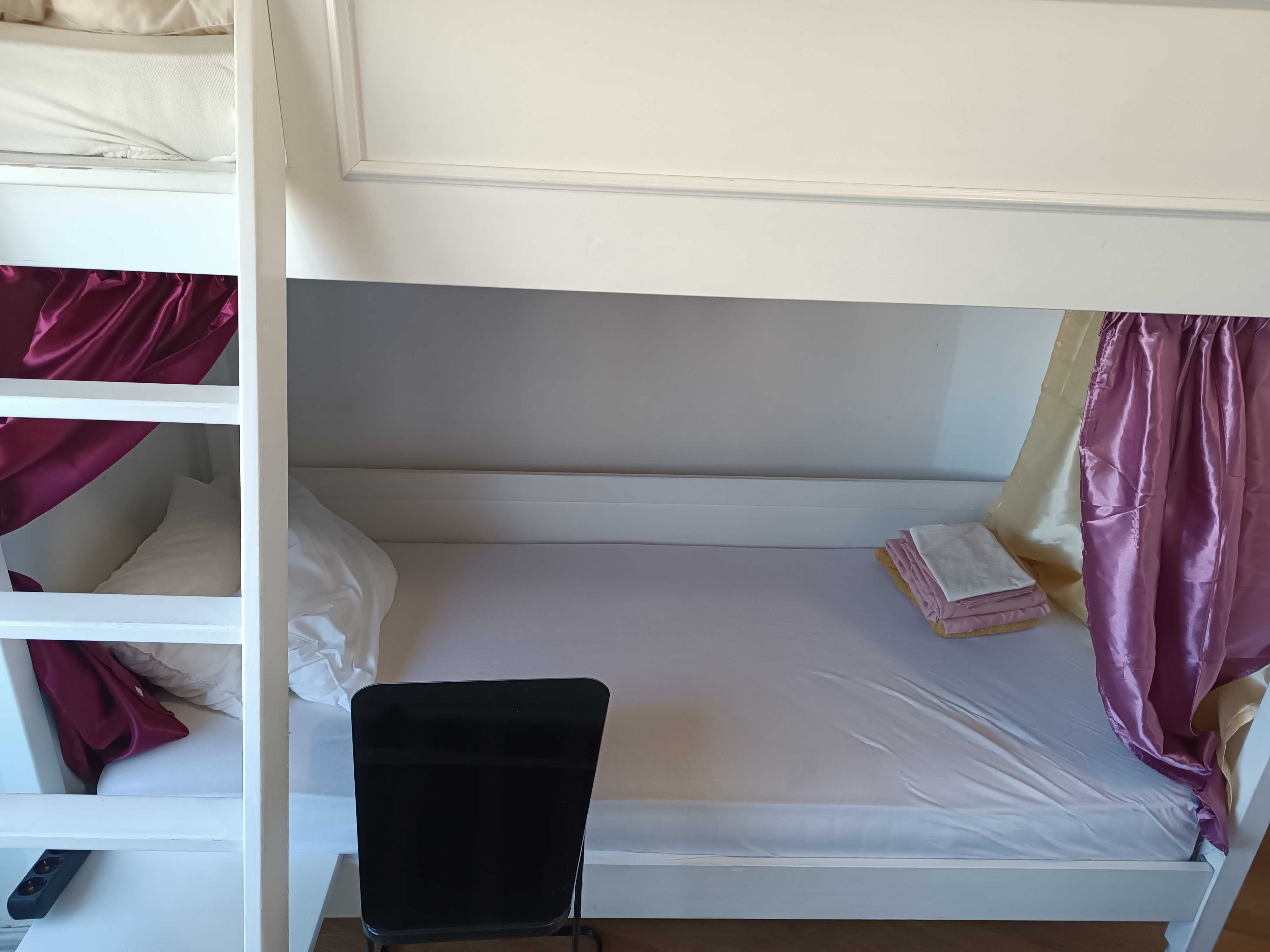 Quarto Privado com Varanda, Beliche, TV, Wi-Fi & AC