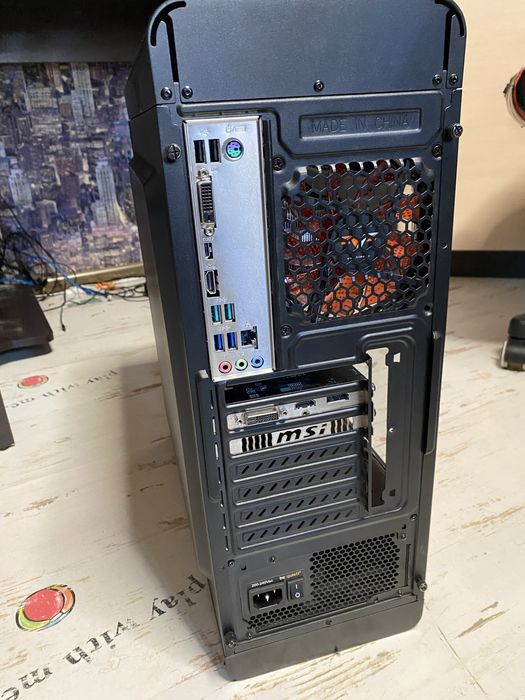 Компʼютер в доброму стані, монітор з клавіатурою у комплекті