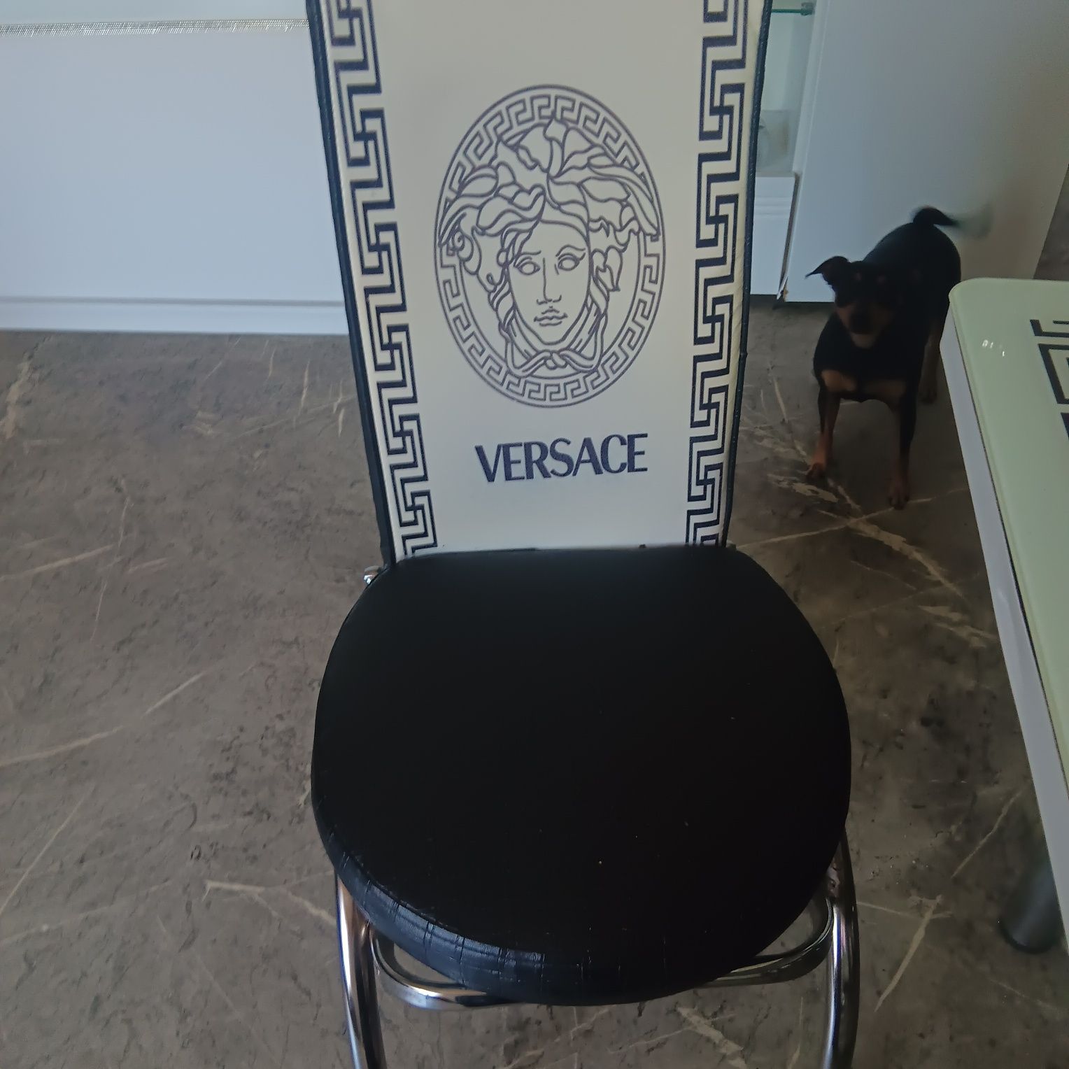 Stół z krzesłami w stylu versace