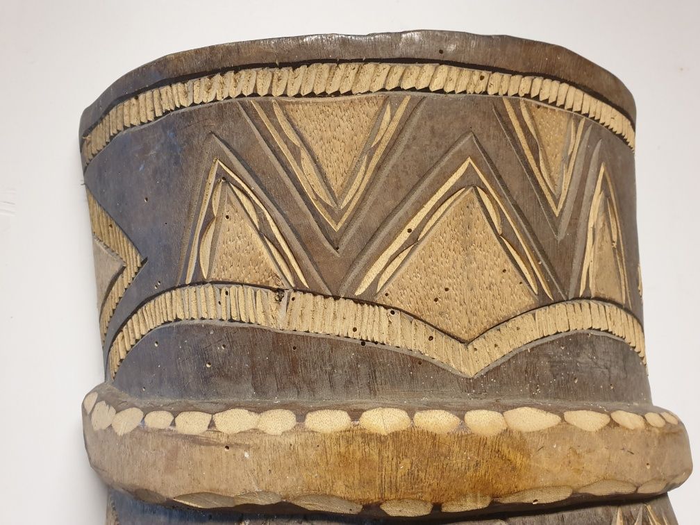 Grande antiga máscara africana em madeiro
