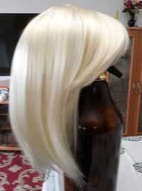 Peruka - włosy blondynki krótkie.