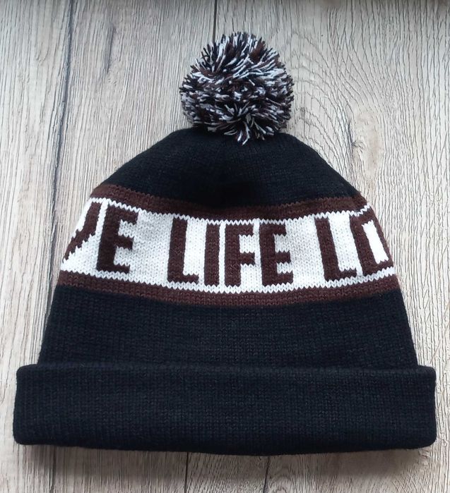 Czarna czapka zimowa Love Life Long z pomponem