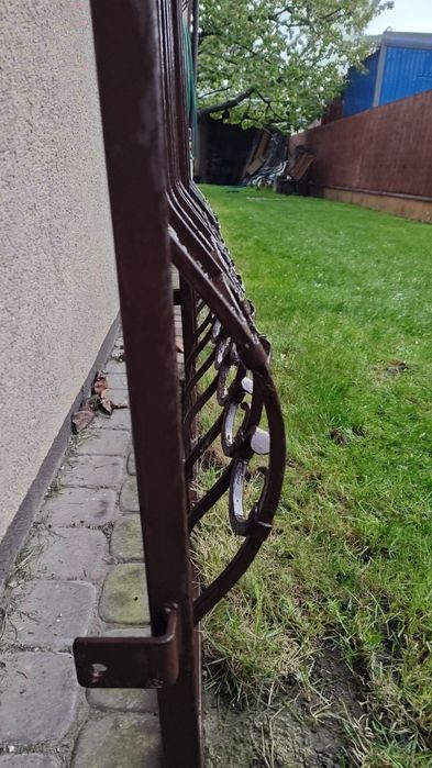 Kraty okienne kute, bardzo porządnie wykonane.