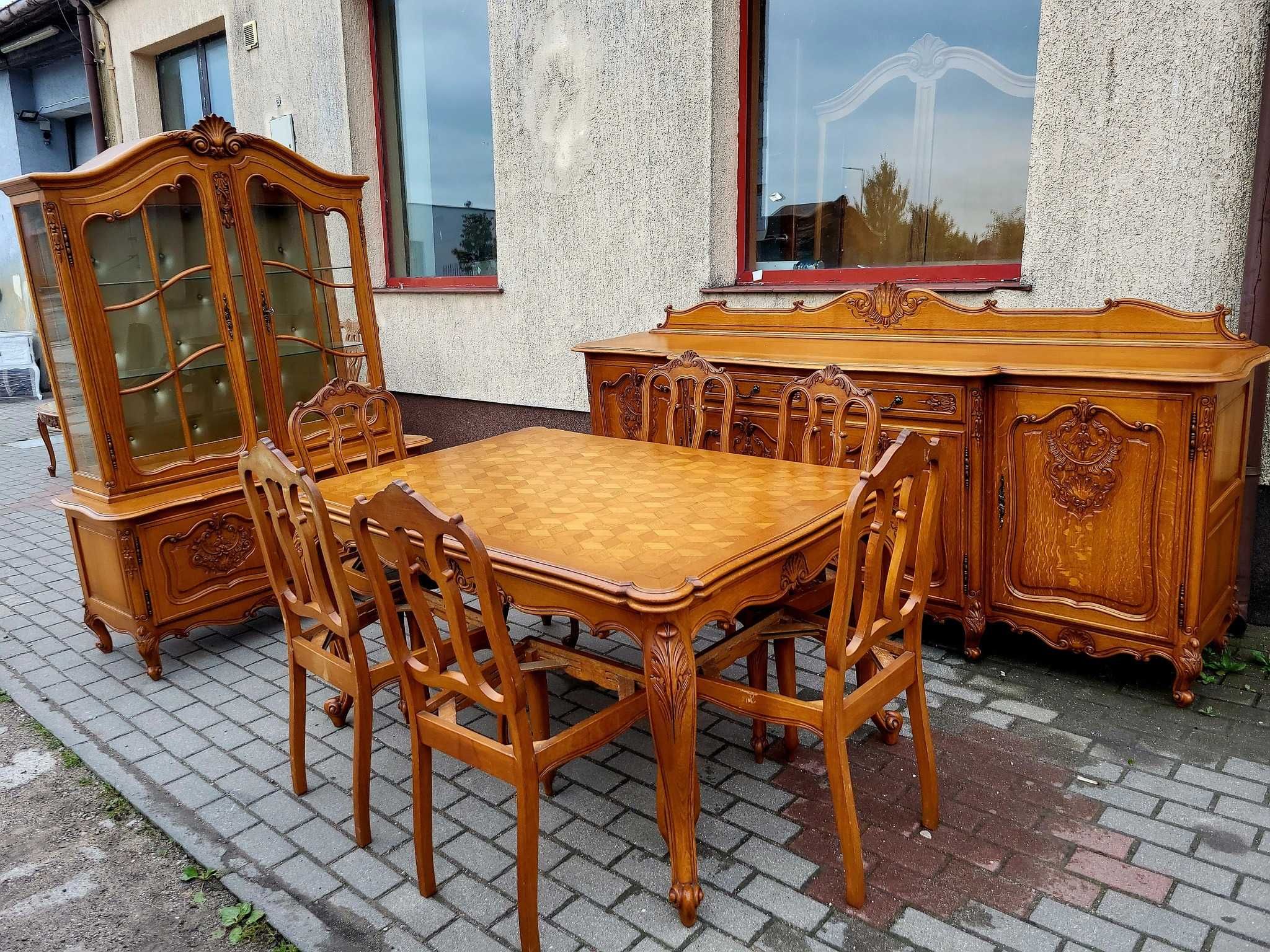 Zestaw mebli do salonu w stylu ludwikowskim.