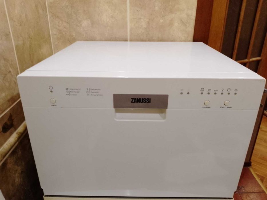Настольная посудомойка Zanussi ZSF2415 отлично моет. Полностью рабочая