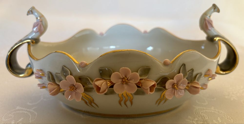 Porcelanowa miseczka zdobiona kwiatami