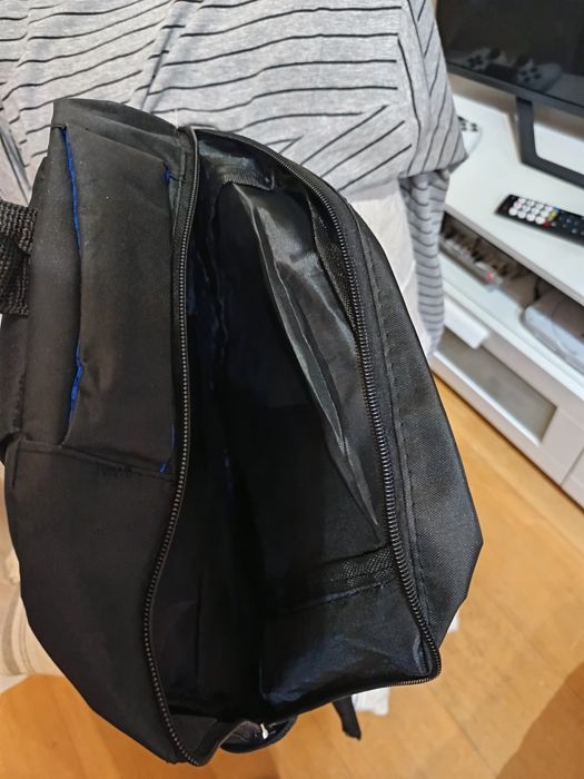 Vendo a mochila preta e azul bom estado