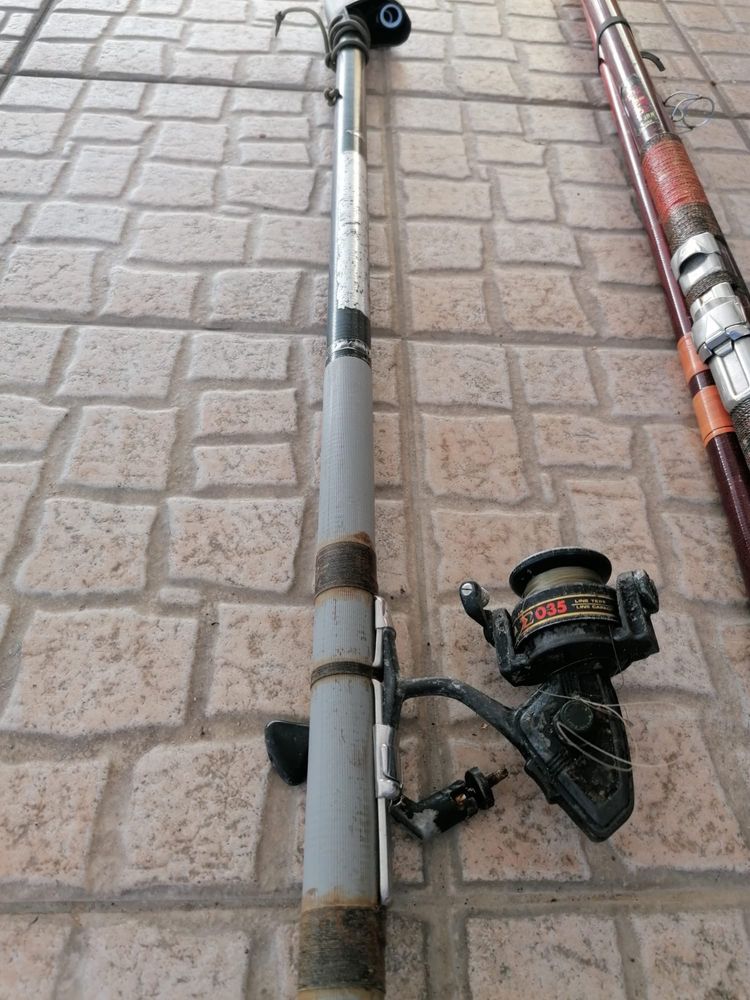 Carretos, canas de pesca e chumbos