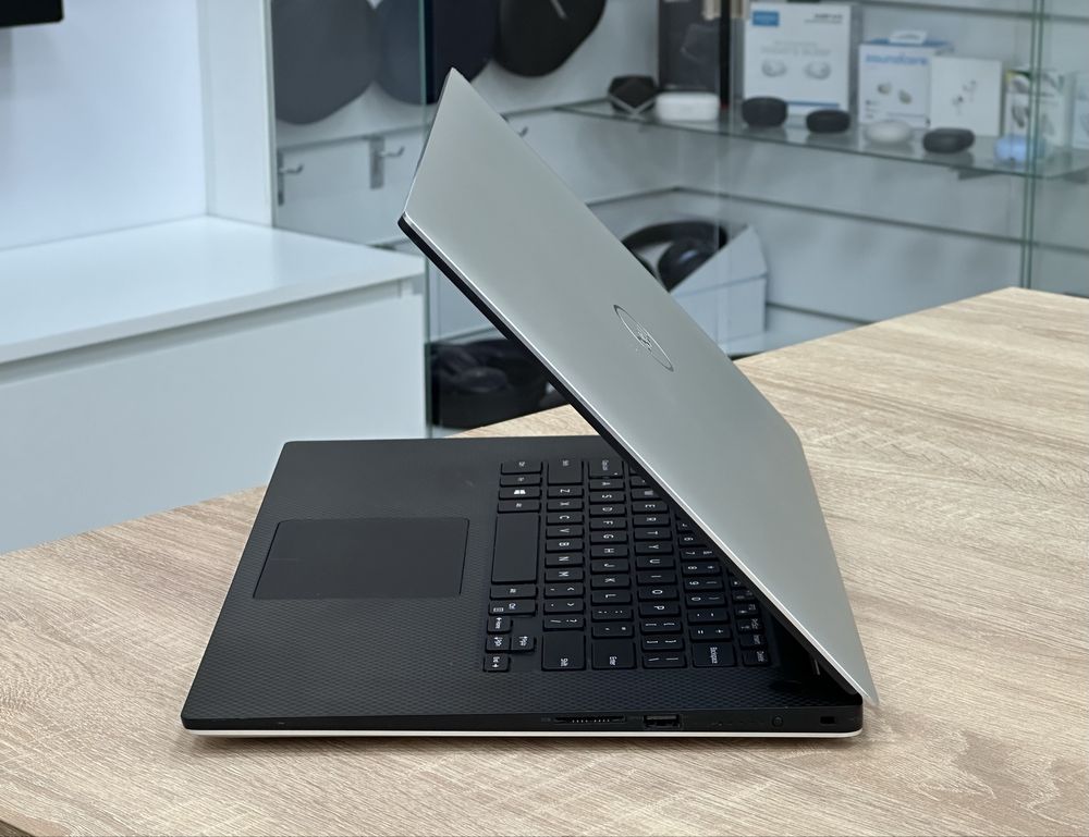 Ноутбук Dell XPS 15 7590 OLED Intel i9 16RAM 512SSD