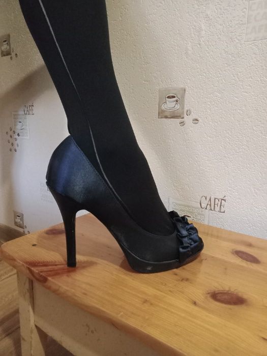 Deichmann / szpilki / lśniące / falbana / odkryty palec / 36
