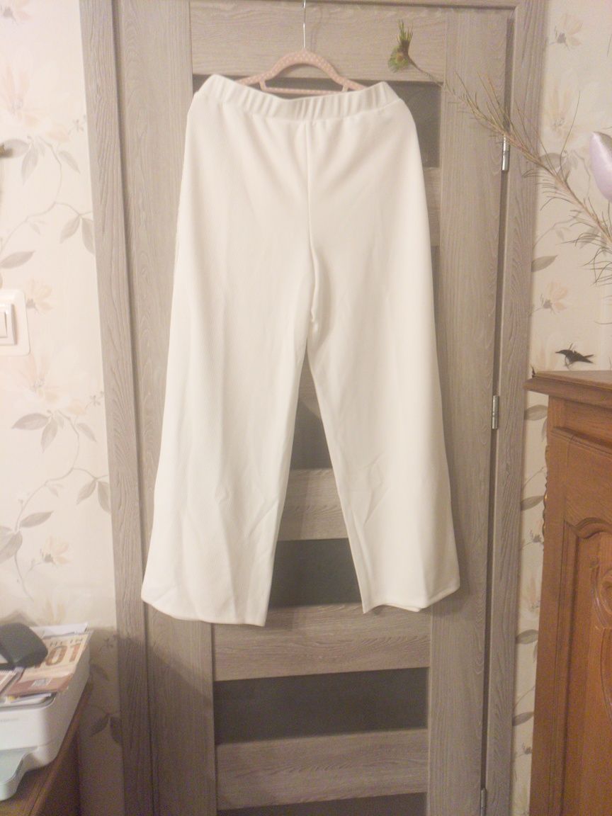 Białe szerokie spodnie damskie
