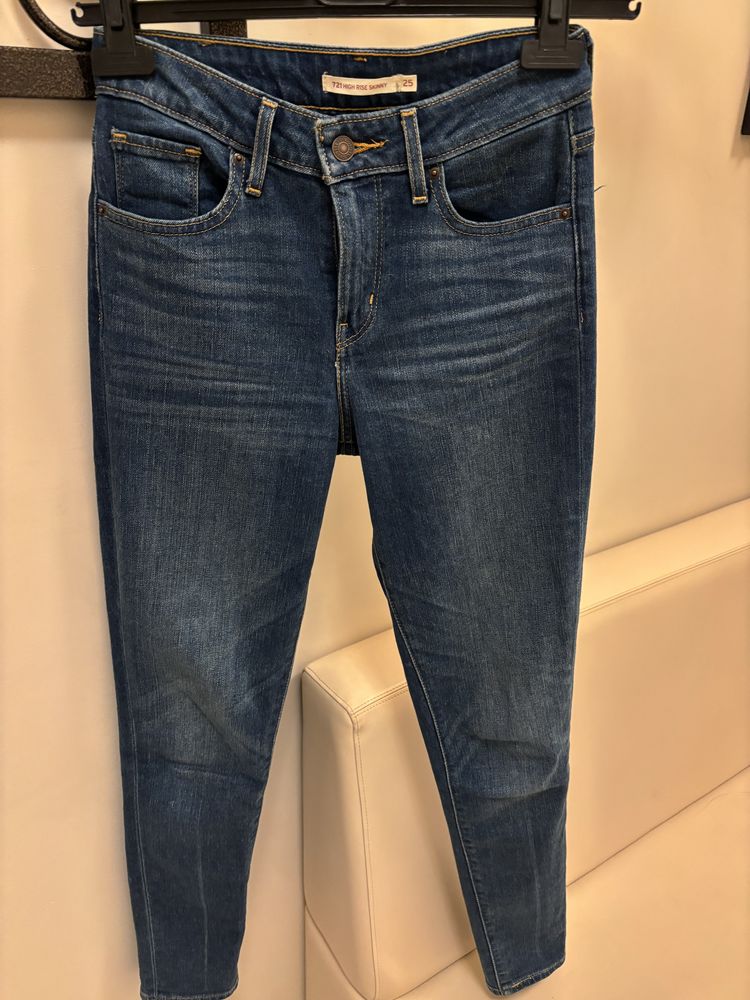 Spodnie jeansowe damskie levis uniwersalne dopasowane
