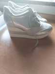 Sapatos cinza novos
