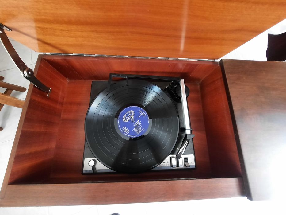 Móvel Com Rádio e Gira Discos Schaub Lorenz