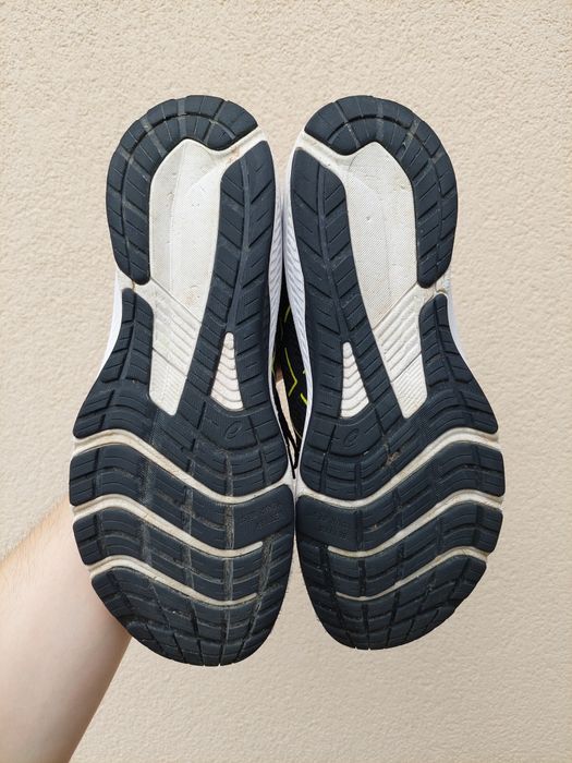 Кросівки Asics GT-1000 12 в чудовому стані.