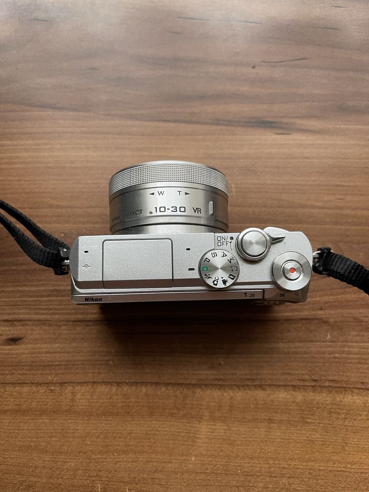 Aparat bezlusterkowiec z obiektywem Nikon 1 J5