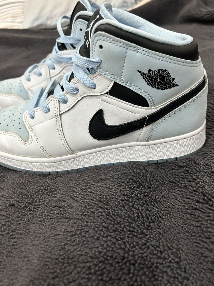 Jordan 1 mid SE Ice Blue
