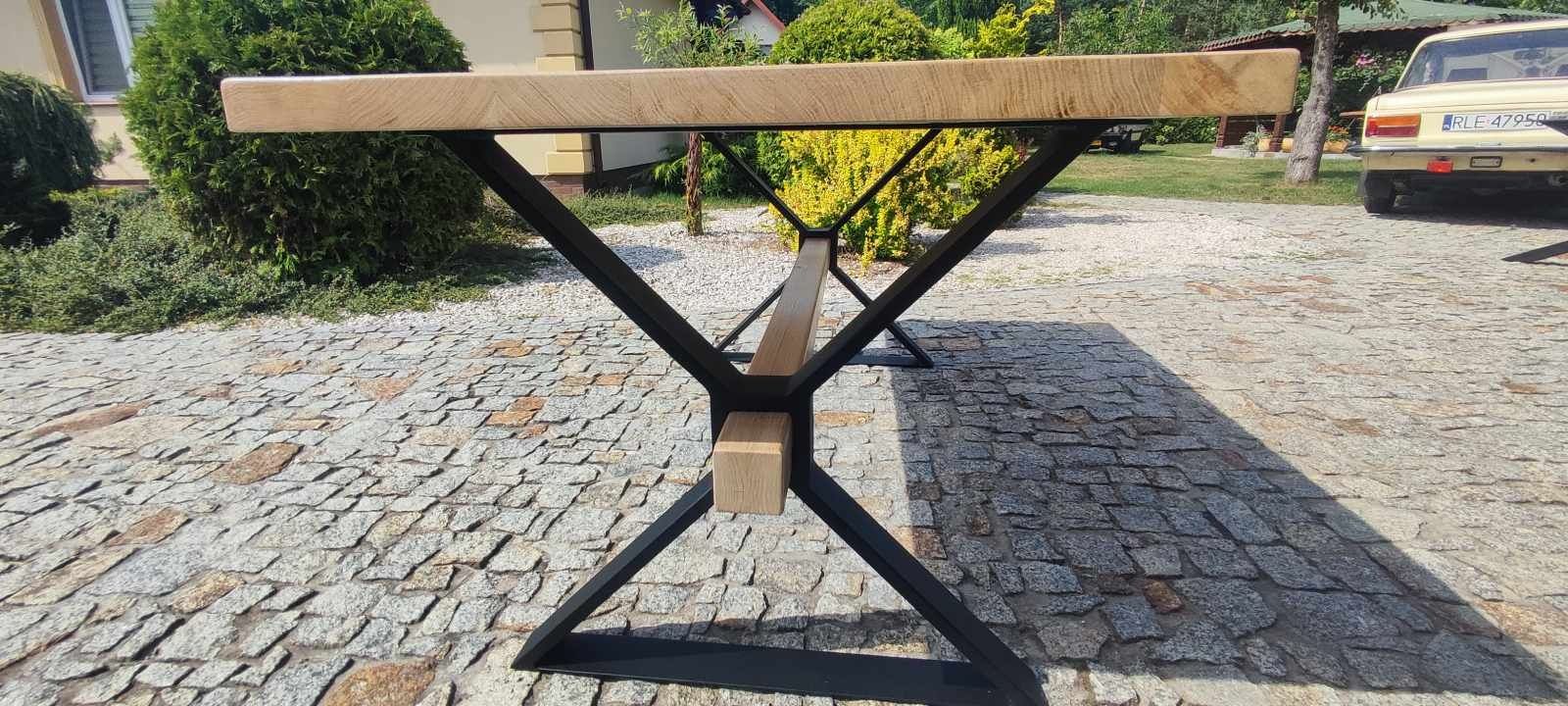 Stół z dębu naturalnego.
