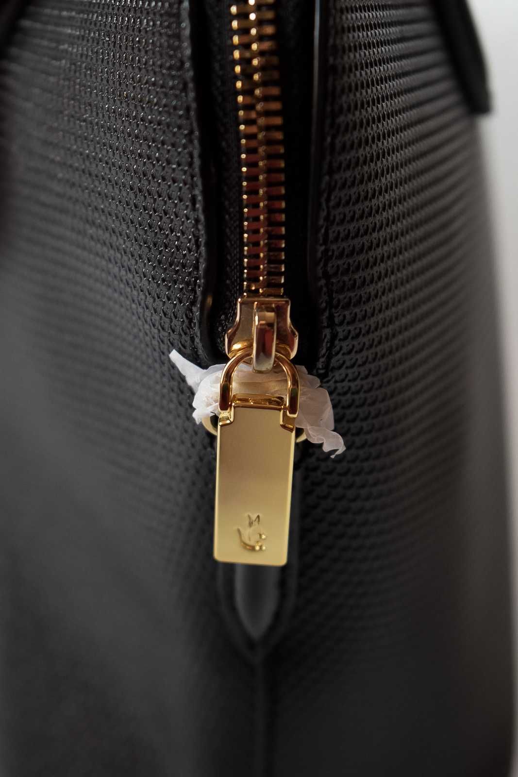 Elegancka czarna torebka Lacoste złote wykończenia