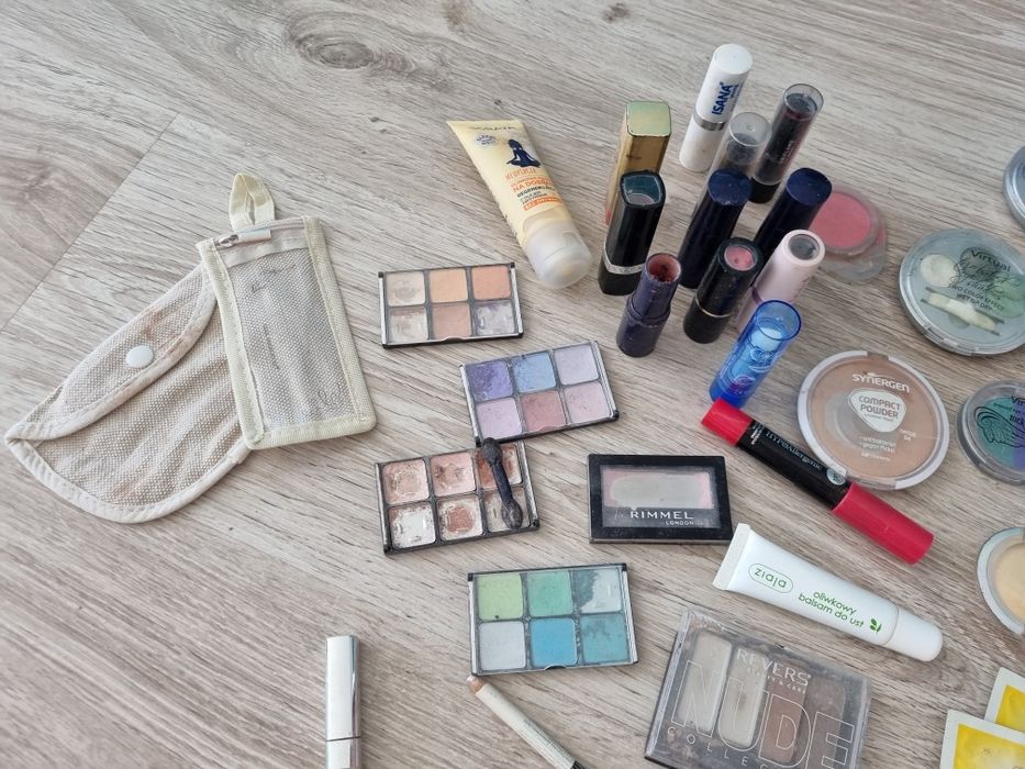 Zestaw kosmetyków cienie do oczu szminka pomadki krem lusterko