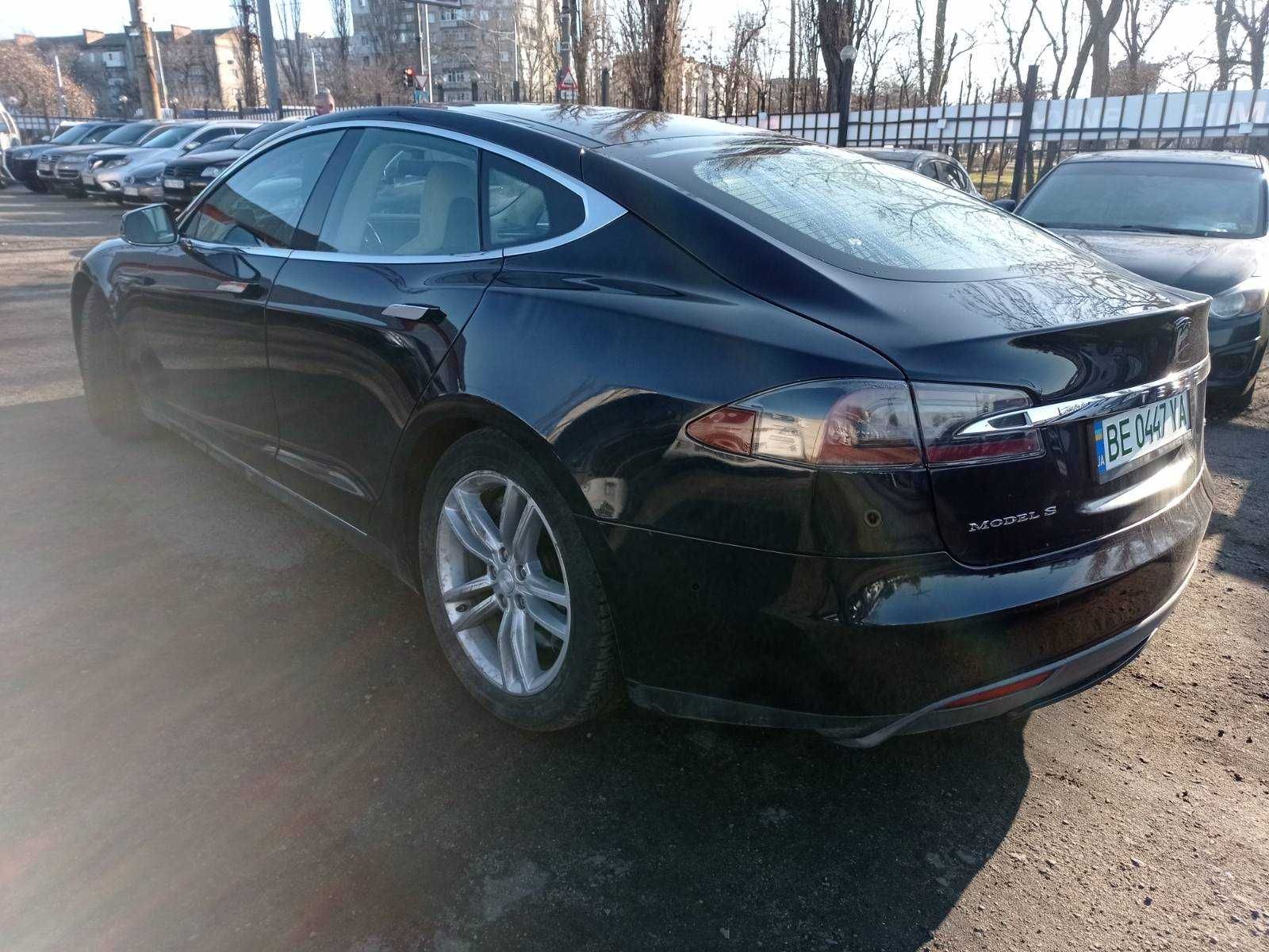 Tesla Model S 2013 року/електро